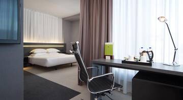 Люкс с 1 спальней с кроватью размера «king-size» в Гостинице DoubleTree by Hilton Екатеринбург